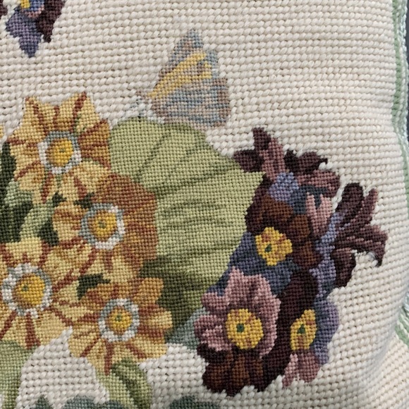 Floral embroidered pillow velvet green cream - Picture 7 of 7